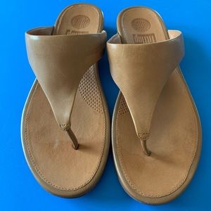 Women's Fitflop Light Tan Leather Thong Sandals size 8 Like New